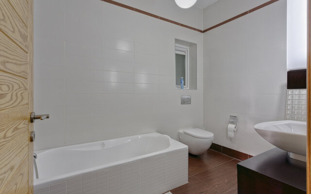 Luxury Apt With Side Seaviews and Pool, Best Location