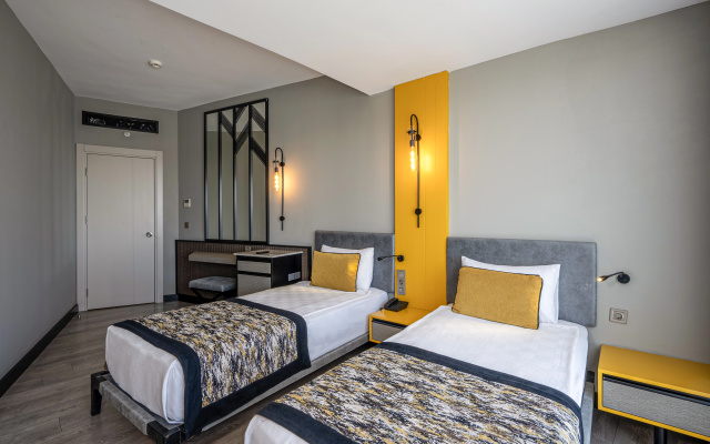 Arnor De Luxe Hotel