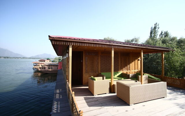 Mascot Houseboats