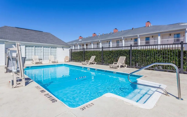 Red Roof Inn & Suites Calhoun