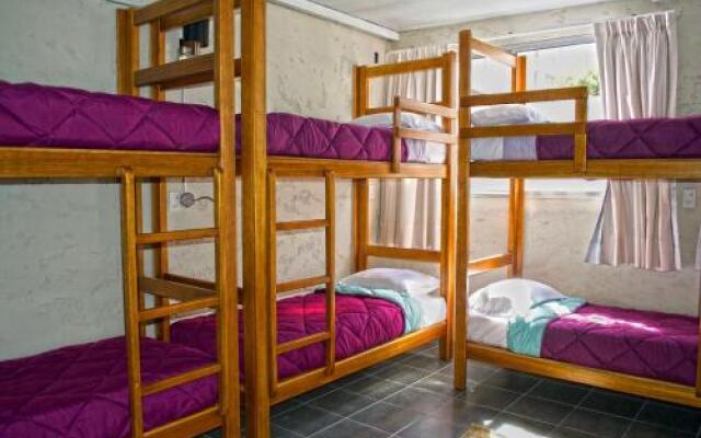 Alevines Playa el Emir Hostel & Suites