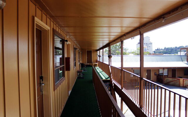 Country Motor Inn