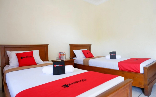 RedDoorz Plus near Stadion Wijaya Kusuma