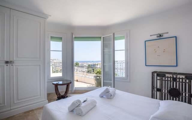 Art Deco Apartment terrace by Weekome