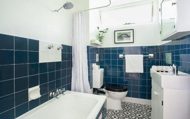 Treetop Retreat Five Minute Stroll To The Beach