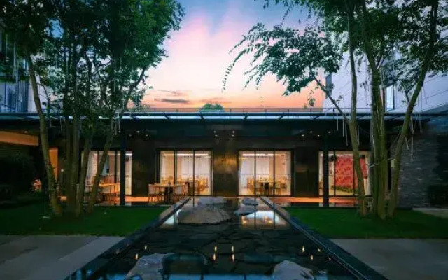 Tengchong Reflection Hot Spring Hotel