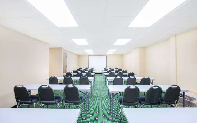 Ramada by Wyndham Angola/Fremont Area