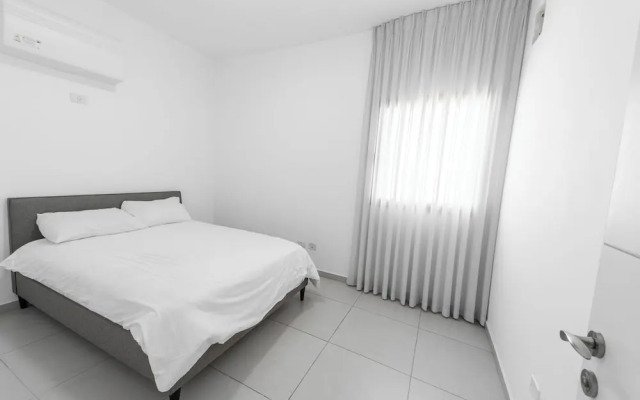 Stunning Sea View 4 BR Apt