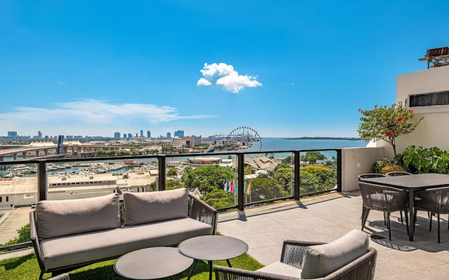 Spacious King Studio at Downtown Miami
