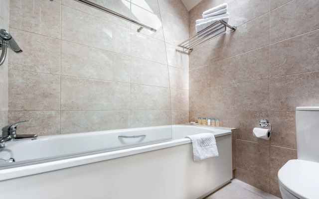 Woodenbridge Hotel & Lodge