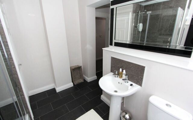 Commonhall Apartments, Top Floor