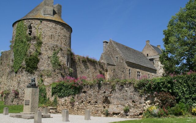 Cozy Holiday Home in Gourbesville France with Fireplace