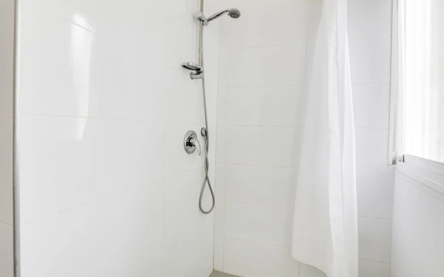Central Apartment near Bograshov Beach