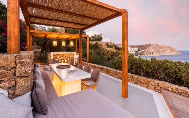 Stunning Villa Surrounded by Lush Greenery