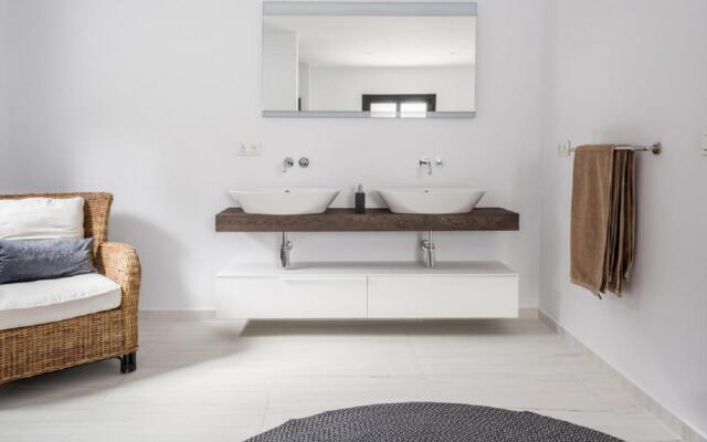 19999- Magnificent and modern decorated villa