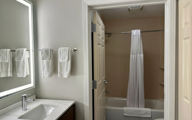 Staybridge Suites Milwaukee West-Oconomowoc by IHG