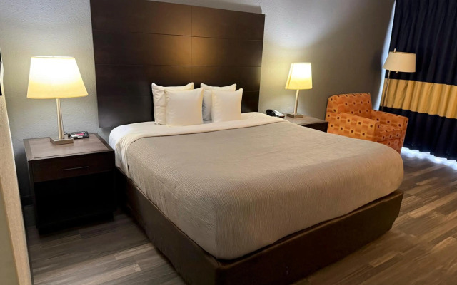 Quality Inn and Suites Livonia