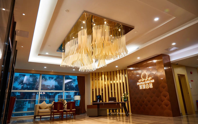 The Thousand Lantern Lake Hotel