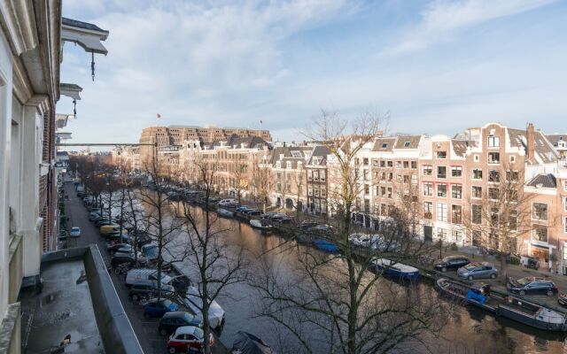 17th Century Canal Apartment with Roof Terrace