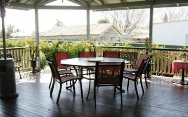 Pitstop Lodge Bed & Breakfast and Guesthouse
