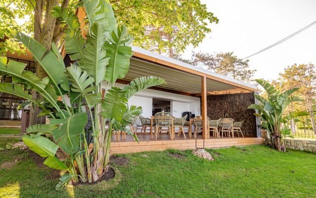 Epico Seafront & Garden Apartments