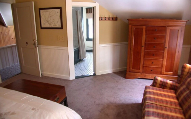 Mountaintop Lodge at Lake Naomi