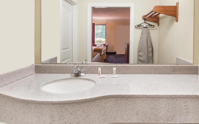 Super 8 by Wyndham Dalton/Convention Center Area