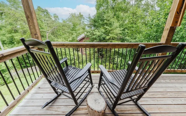 Elk Feathers 2 Bedroom Cabin by RedAwning