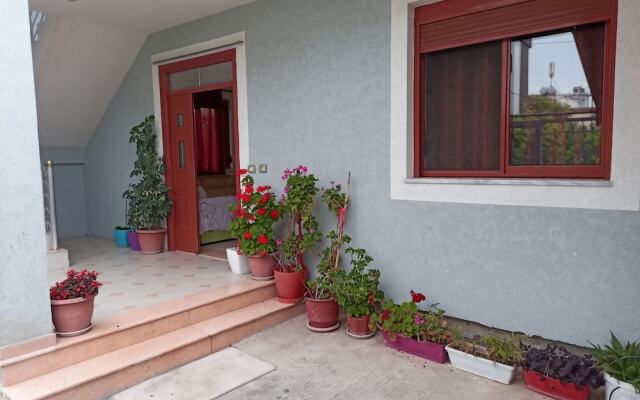 "quiet Independent Apartment With Garden."