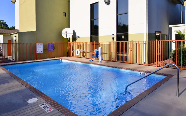 Red Roof Inn & Suites Clinton, MS