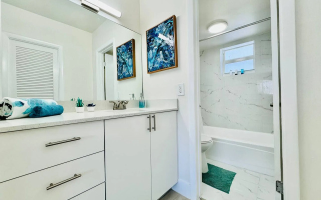 Waterfront 1BR Parking Walk to the Beach