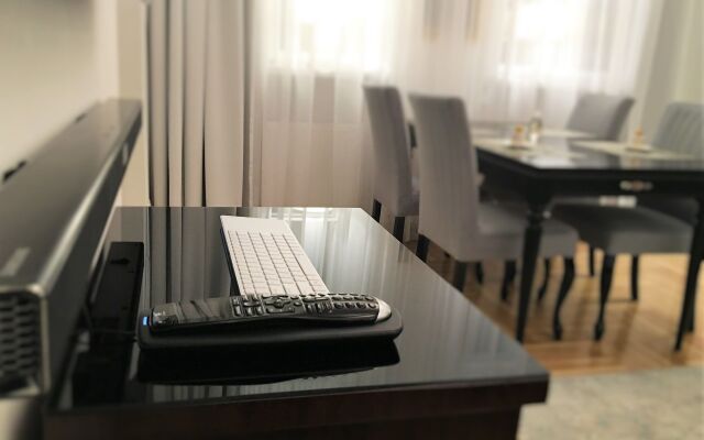 MONDRIAN Luxury Suites & Apartments Old Town Market Square