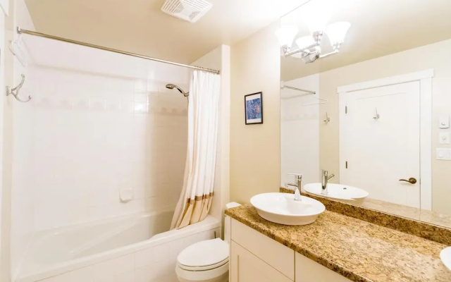 Spacious Town Home With Private Hot Tub
