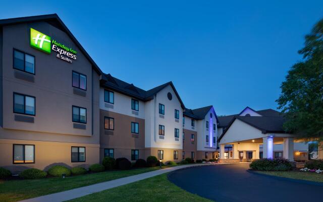 Holiday Inn Express & Suites Bradley Airport, an IHG Hotel