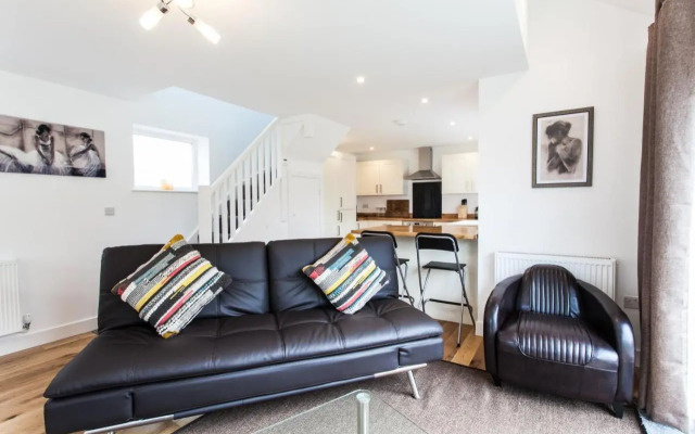 Superb Detached Coach House in Peaceful Location!