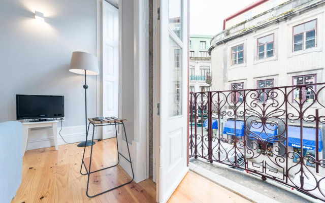 LovelyStay - Porto Windows with AC by central station