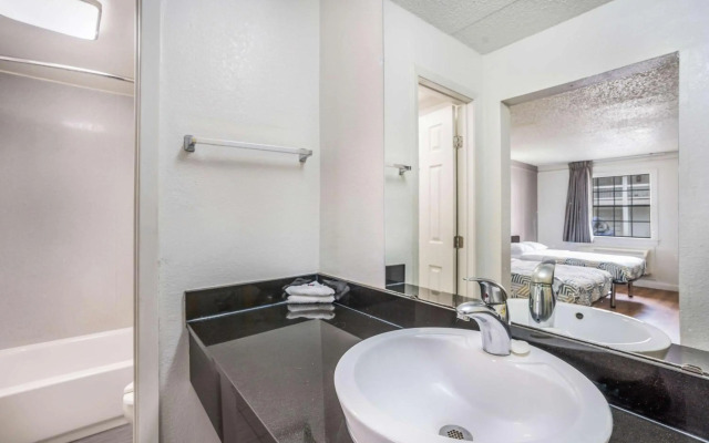 Motel 6 Dallas, TX - Market Center