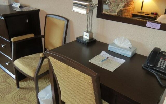Shoreside Inn & Suites