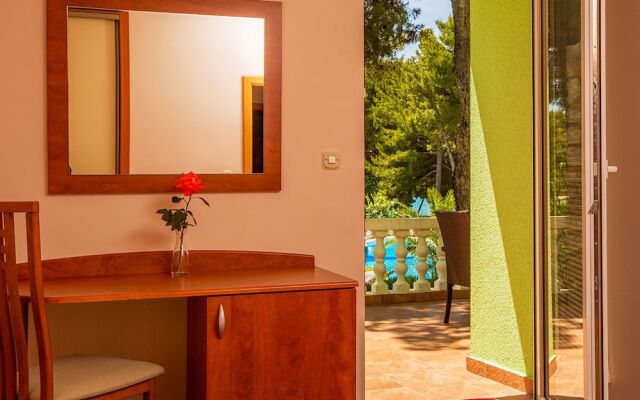 Apartment with Sea View And Ac, 12 Km From Sibenik