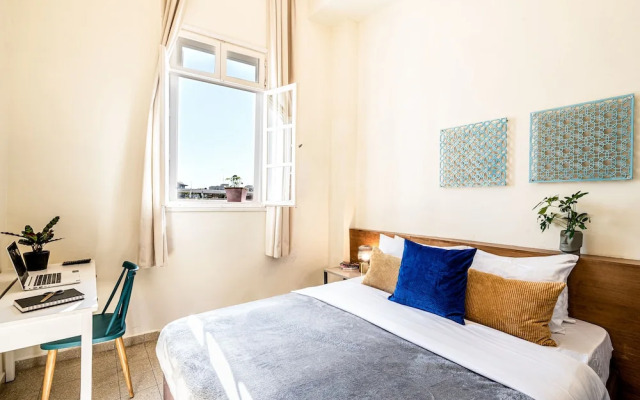 Pink & Blondie ApartHotel - by Loginn