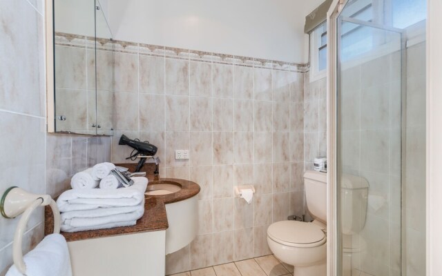 Spacious 4 Bedroom House The Hill