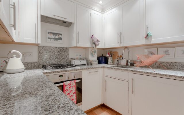 2 Bedroom Apartment With Garden in Ladbroke Grove