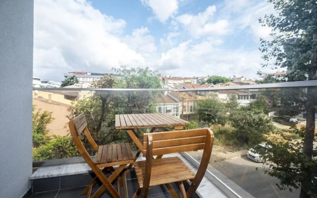 Modern and Central Flat With Balcony in Maltepe