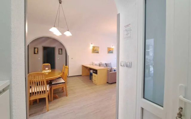 Spacious Urban Retreat Apartment With Terrace