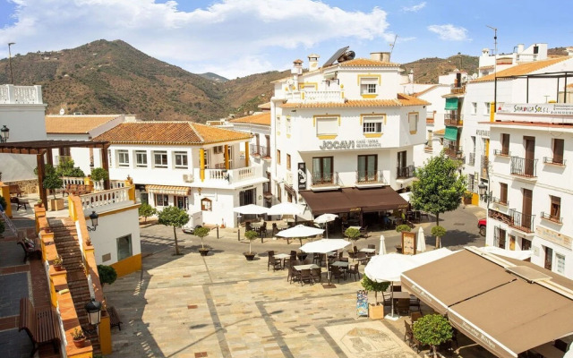 Serene Holiday Home in Sayalonga With Private Pool