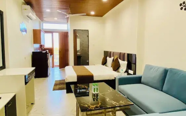 Stay 10 Parallel Apartment Hotel
