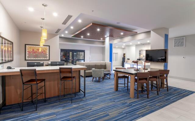 Holiday Inn Express & Suites Columbus - Worthington, an IHG Hotel