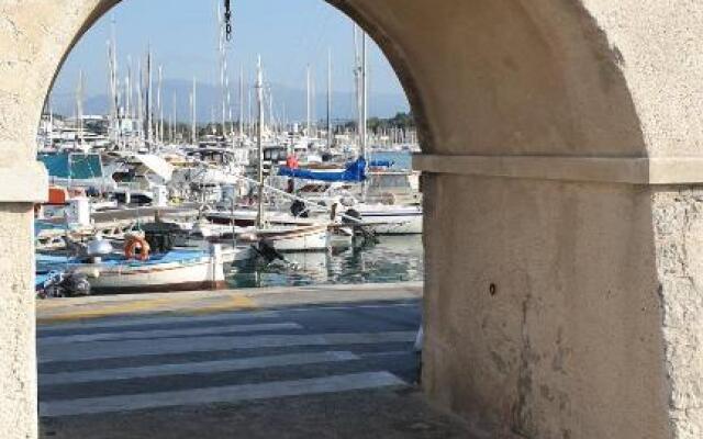 Superbement rénové studio duplex Vieil Antibes
