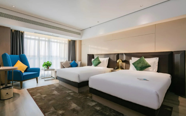 Echarm Plus Hotel (Xi'an Shirong International Bachenmen Subway Station)