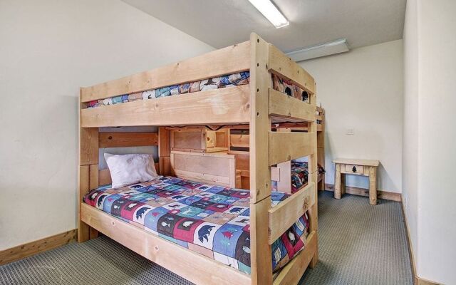 Dunkin Hill Lodge 5 Bedroom Home by RedAwning